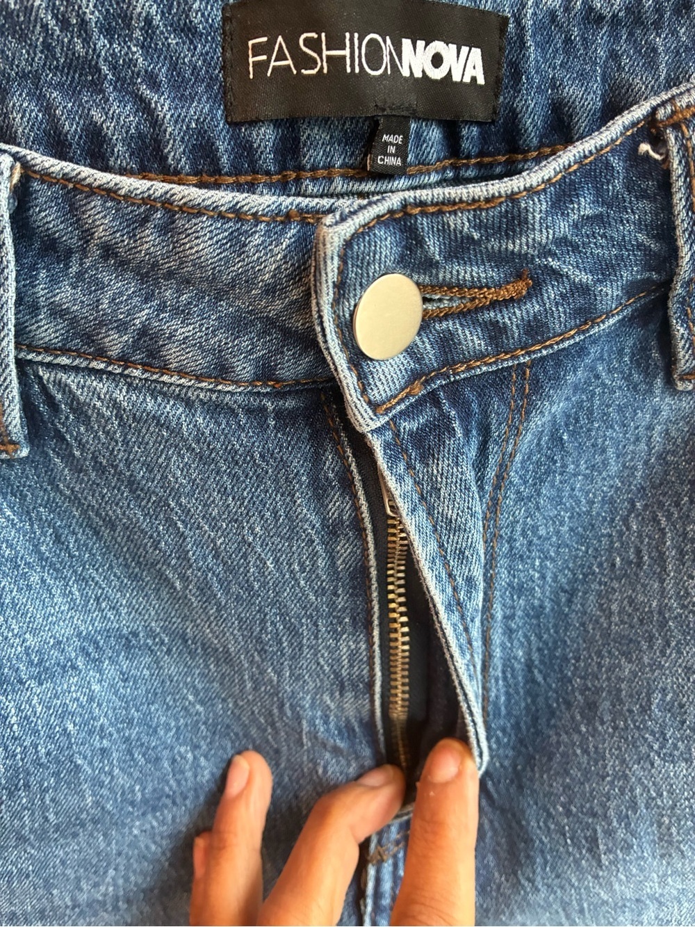 Fashion Nova Relaxed Straight Leg Jeans | Light Wash | Size 7 - Picture 4 of 6